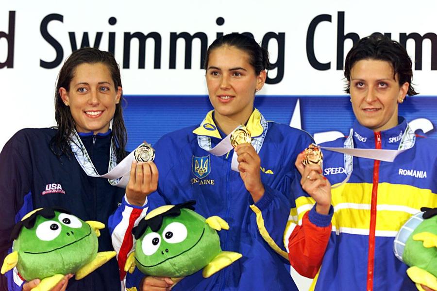 Martha Bowen, Yana Klochkova și Beatrice Câșlaru pe podiumul de la Fukuoka în 2001 pentru proba de 400 m mixt FOTO Guliver/GettyImages Dialog rar cu marea Beatrice Câșlaru, multiplă medaliată olimpică și mondială la înot, despre cumpăna vieții ei: „Luptam să le arăt medicilor că nu voi rămâne o persoană handicapată”