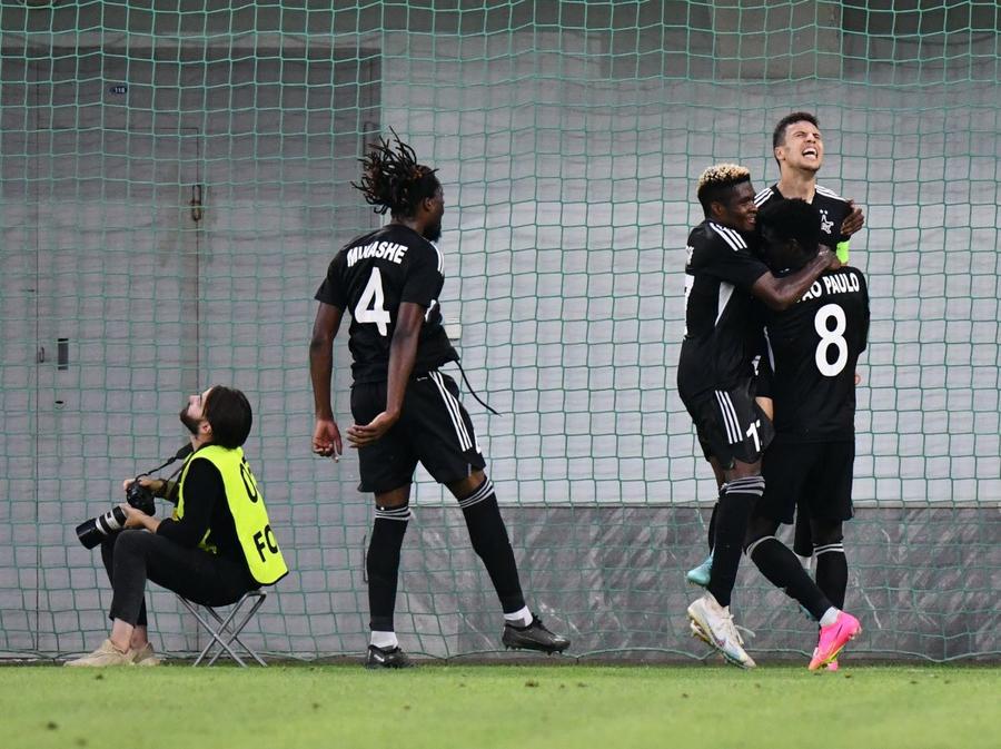 Talal, îmbrățișat de colegi după golul de 1-0 din Sheriff - Farul / FOTO: Cristi Preda (GSP.ro) Fotbalistul refuzat de toată SuperLiga ne-a predat o lecție usturătoare » Salariul era de doar 6.000 de euro lunar