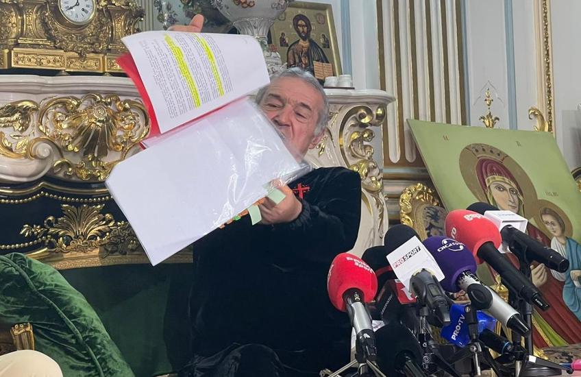 Gigi Becali, patronul FCSB, a susținut astăzi o conferință de presă, alături de președintele clubului Valeriu Argăseală, după ce echipa lui nu a primit acceptul de a evolua în Ghencea contra lui Dinamo.