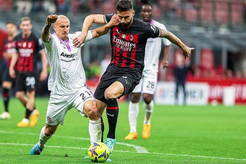 Vlad Chiricheș, în stânga, în duel cu Olivier Giroud // foto: Imago Images