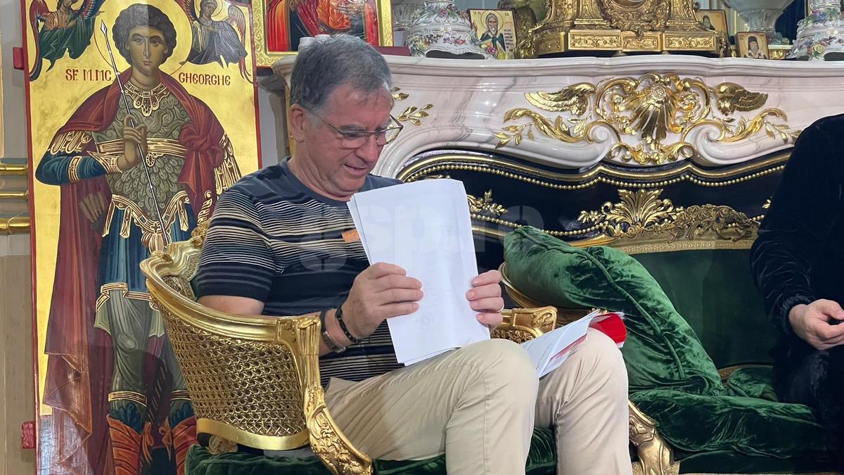 Gigi Becali a aruncat dosarul cu acte