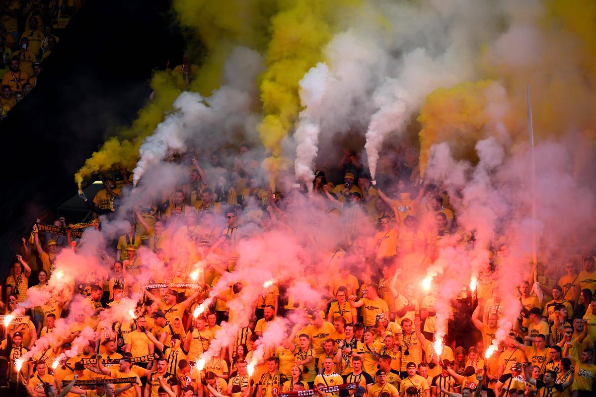 Cine face așa ceva?! Ultrașii unei echipa de Liga 3 au luat cu asalt un AMICAL în deplasare, iar imaginile fac înconjurul lumii! Spectacol INCREDIBIL