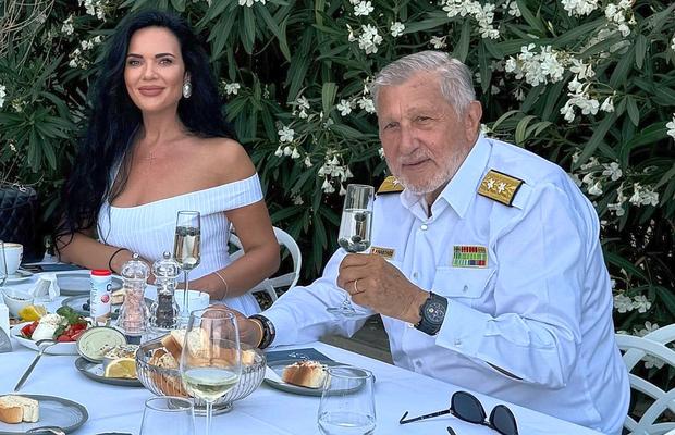 Aflat la plajă cu soția, Ilie Năstase a răbufnit: „Ce atâta nebunie? De ce atâtea minciuni?”