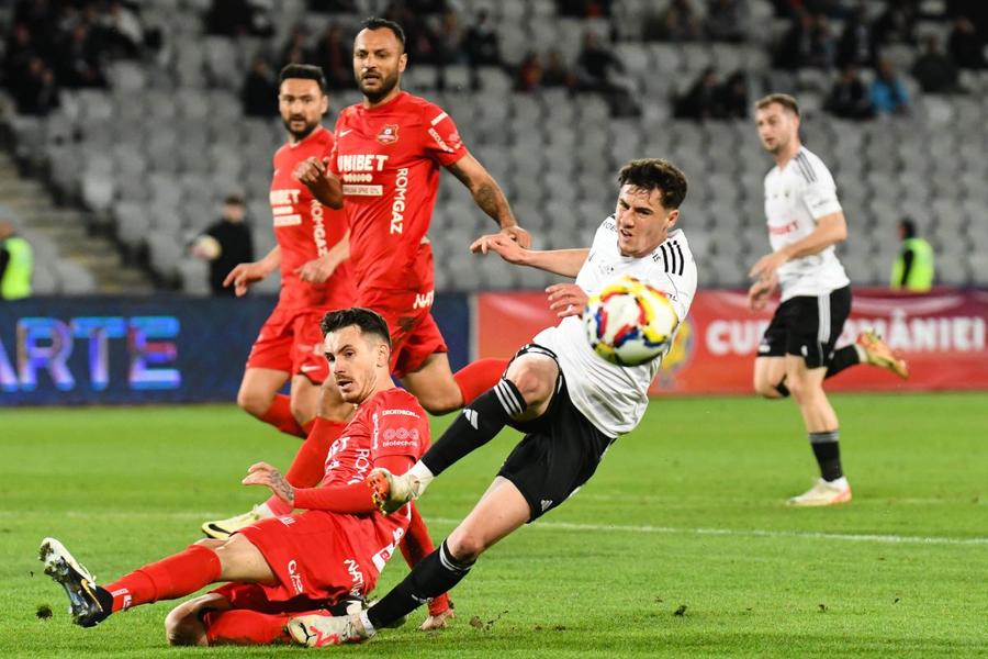 Marco Rus, în tricoul Universității Cluj, în meciul cu Hermannstadt din aprilie 2024 / Foto: Imago Gol splendid reușit de un fost internațional român U17 stabilit în Anglia » Fostul mijlocaș din Superliga a marcat după o cursă de 40 de metri în Cupa Ligii!