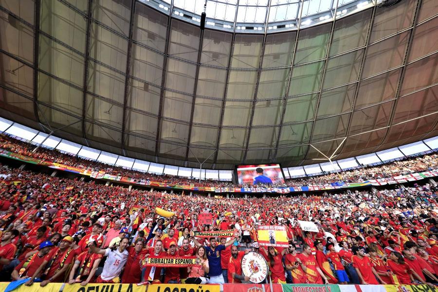 Pe Olympiastadion din Berlin, peste 10.000 de fani spanioli au sărbătorit victoria din finala Euro 2024 cu Anglia / Foto: Imago Cifre nemaipomenite publicate în Germania » Media biletelor vândute în sezonul trecut în primele două ligi este peste capacitatea stadionului Steaua