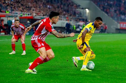 Milson, în timpul partidei de Conference League cu Olympiacos. Sursă foto: Imago