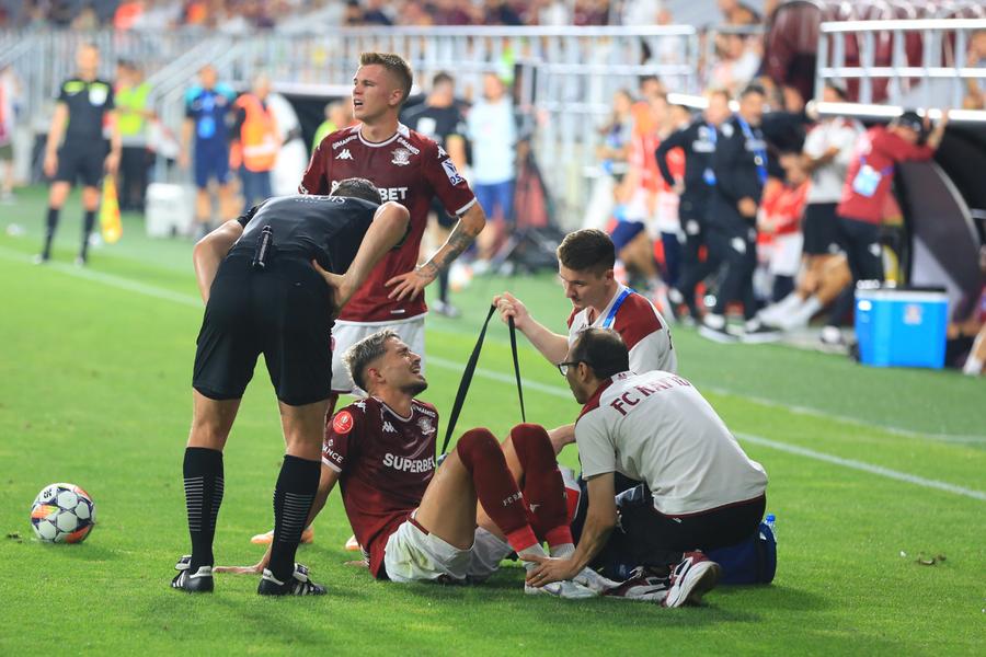 Rrahmani a plâns pe teren după accidentare FOTO: Ionuț Iordache 10 detalii observate de pe stadion la Rapid - CFR Cluj