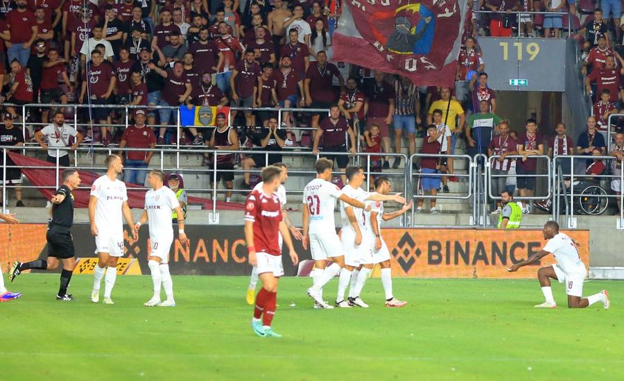 Fanii din Giulești au aruncat cu diverse obiecte în clujeni FOTO: Ionuț Iordache 10 detalii observate de pe stadion la Rapid - CFR Cluj