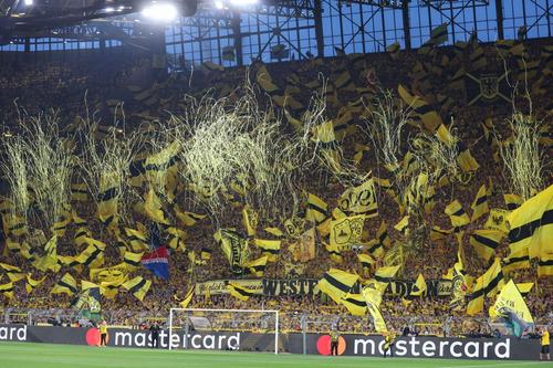 Zidul Galben din Dortmund este celebru în lume pentru cea mai mare peluză / Foto: Imago
