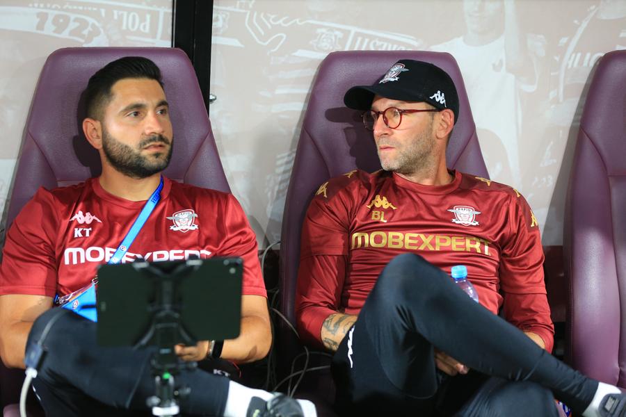Televantos alături de Lobonț pe bancă cu tableta în fața lor FOTO: Ionuț Iordache 10 detalii observate de pe stadion la Rapid - CFR Cluj