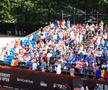 Spectatorii din Iași au adus cu ei steaguri tricolore FOTO Roxana Fleșeru
