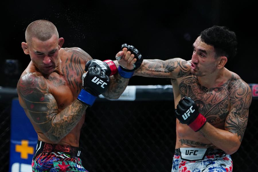 Max Holloway - Dustin Poirier, UFC 318. Foto: Imago Images Diana Belbiță și-a intrat în noul rol la UFC 318 » Dustin Poirier s-a retras din MMA, după înfrângerea cu Max Holloway