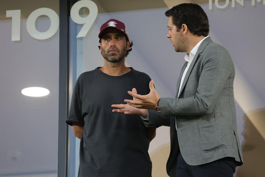 Victor Angelescu și Vasile Maftei (în vișiniu), la Rapid - CFR Cluj / foto Ionuț Iordache (GSP) Scene șocante la U17 în Craiova - Rapid » Tatăl unui fotbalist oltean, rupt în bătaie de părinții rapidiștilor: „M-au lovit încontinuu aproape un minut. Eu o țineam de mână pe fiică-mea”