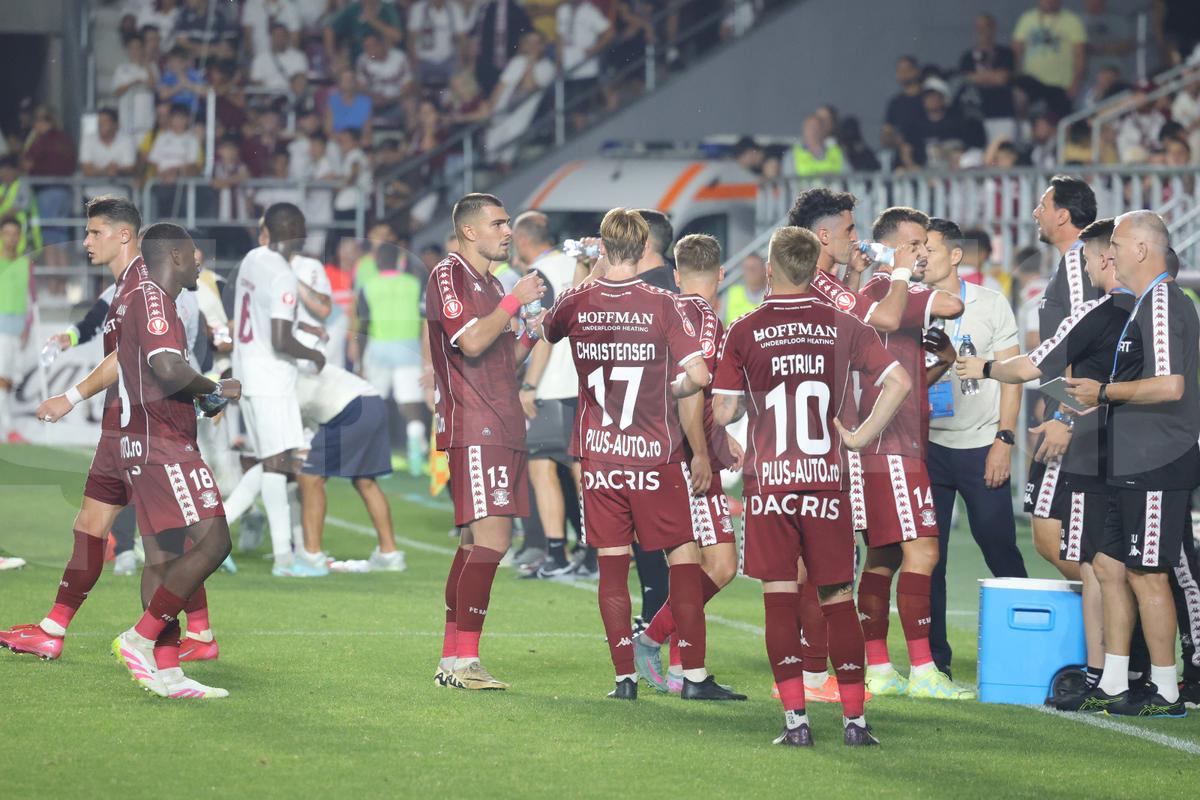 Tobias Christensen și Alex Dobre au intrat în conflict în meciul dintre Rapid și CFR Cluj. Foto: Ionuț Iordache GSP