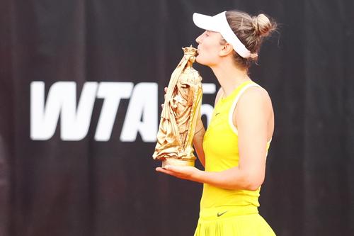 Irina Begu sărutând trofeul de la UniCredit Iași Open FOTO Roxana Fleșeru