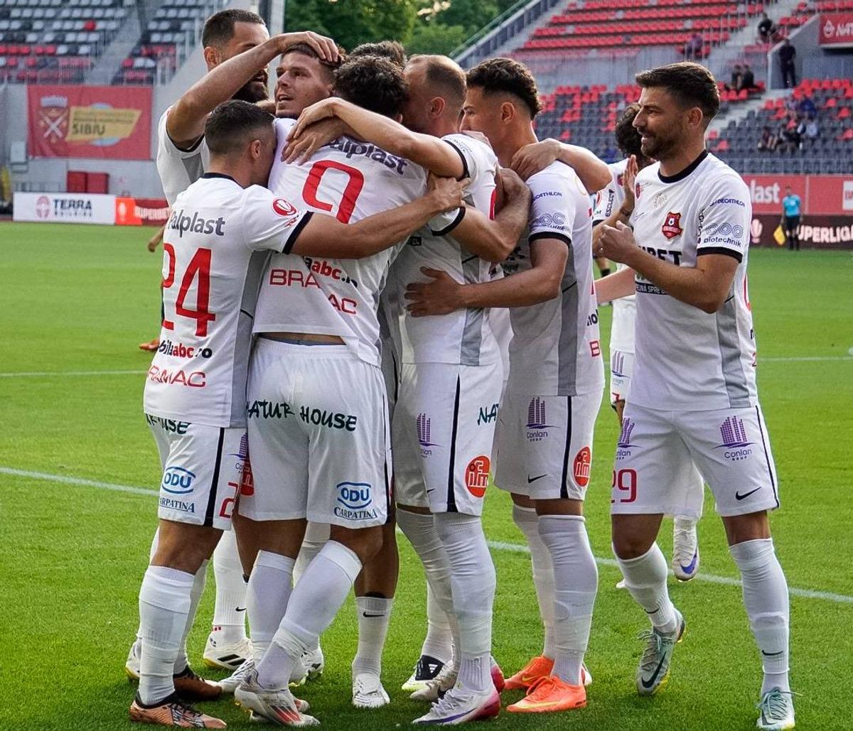 „Regii” sponsorilor în Superligă: nu se apropie de austrieci, dar o formație din România este „burdușită” de sigle! La polul opus, singura echipă cu ZERO parteneri