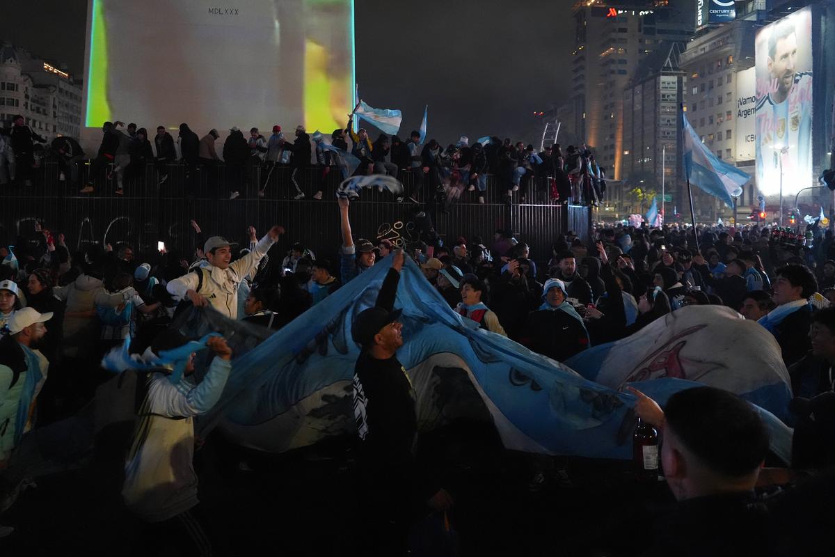 Cadre superbe: argentinienii au sărbătorit în strada, după eșecul cu Spania!