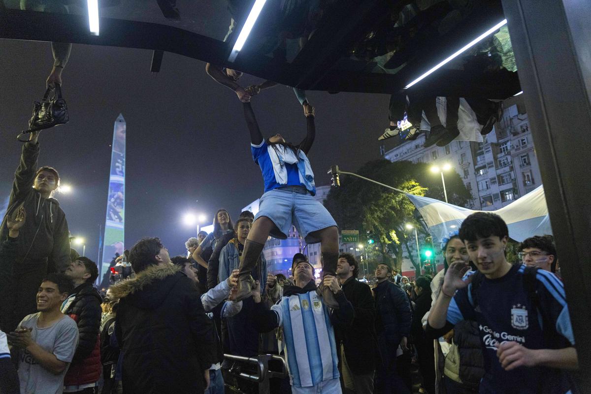 Cadre superbe: argentinienii au sărbătorit în strada, după eșecul cu Spania!