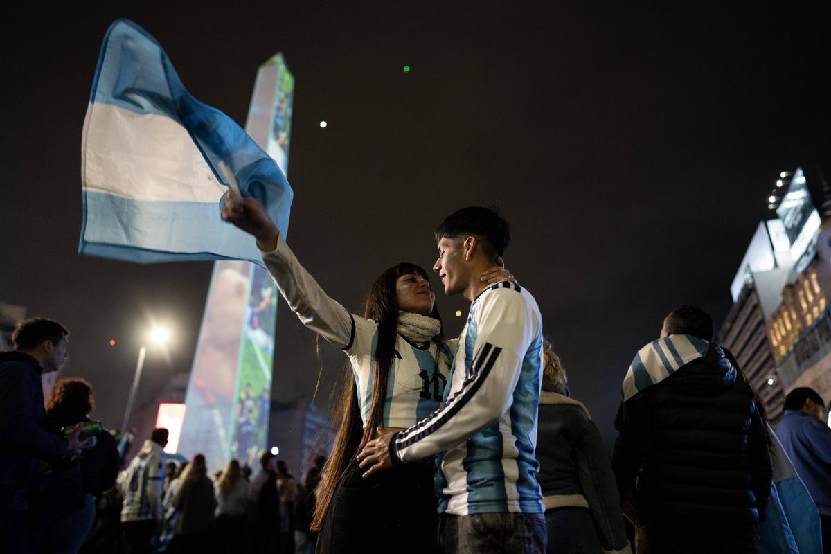 Cadre superbe: argentinienii au sărbătorit în strada, după eșecul cu Spania!