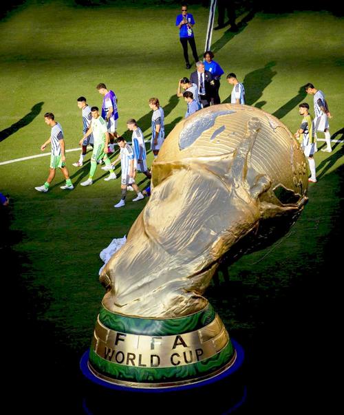 Un banner cu Cupa Mondială pierde aer, în timp ce naționala Argentinei trece pe lângă el, foto: Imago