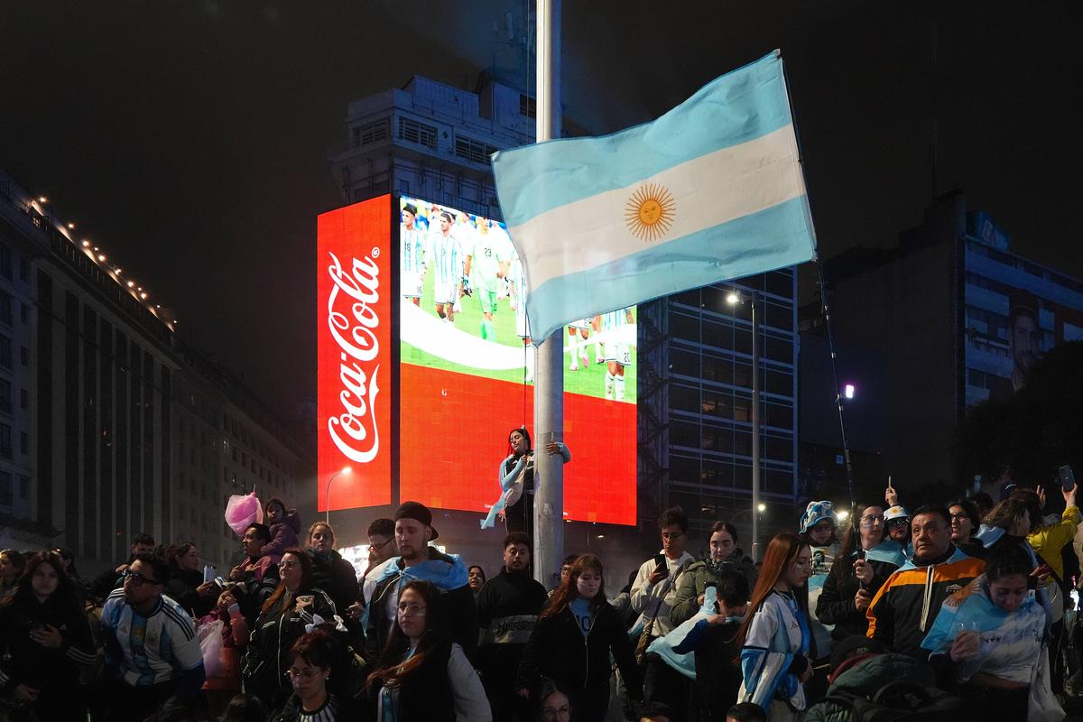 Cadre superbe: argentinienii au sărbătorit în strada, după eșecul cu Spania!