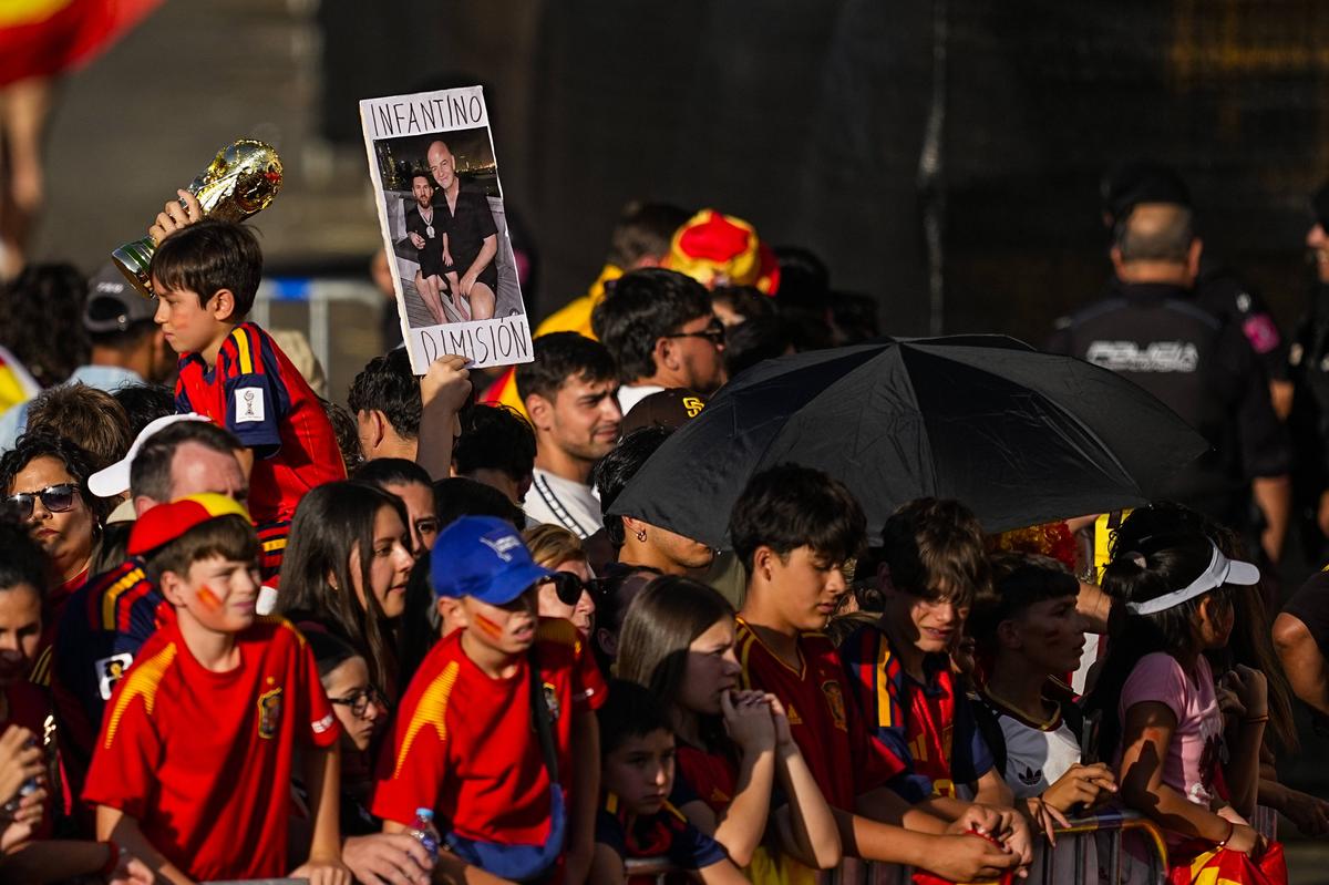 Un milion de oameni în stradă! Filmul petrecerii spaniole: de la întâlnirea cu Regele Felipe și recepția de la Moncloa, direct în mijlocul „mării roșii” din Madrid