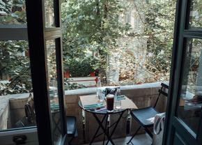 Mobilier din inox pentru balcon. Cum amenajezi spațiul pentru un plus de confort?