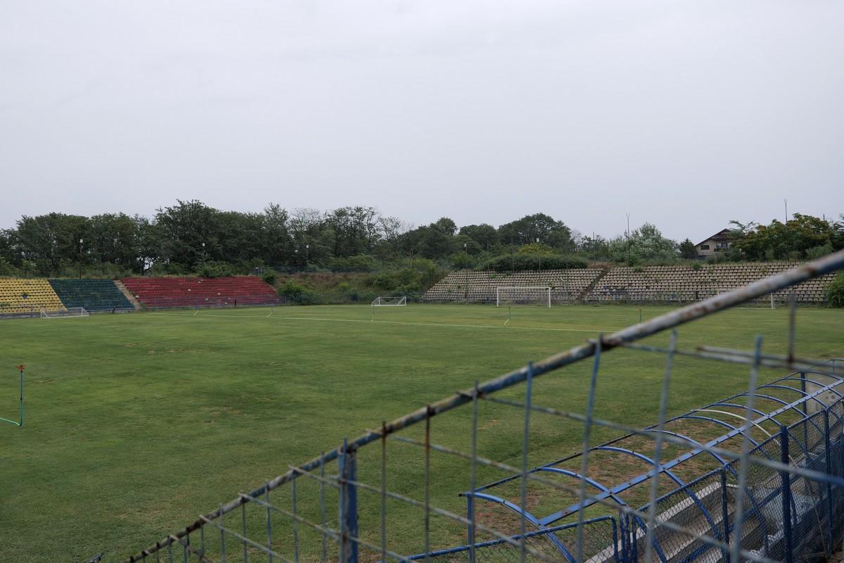 Arena pe care s-au jucat meciuri de Liga 1 a fost abandonată și a fost lăsată să ajungă o junglă! Miza: apartamente de sute de mii de euro, cu vedere la parc