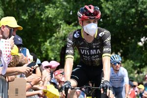 După ce vedeta ciclismului și-a rupt clavicula în Turul Franței, adversarii săi critică ofițerii anti-doping: „E inuman”