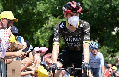 După ce vedeta ciclismului și-a rupt clavicula în Turul Franței, adversarii săi critică ofițerii anti-doping: „E inuman”