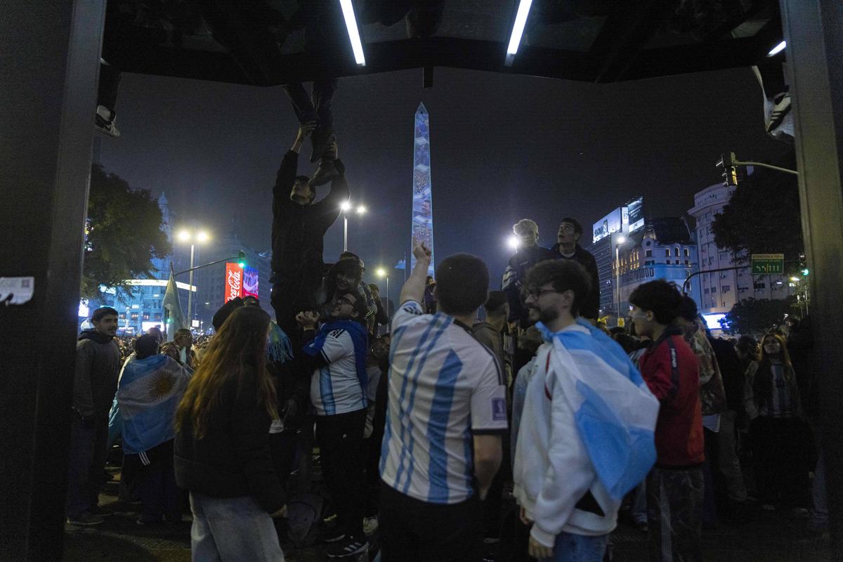Cadre superbe: argentinienii au sărbătorit în strada, după eșecul cu Spania!