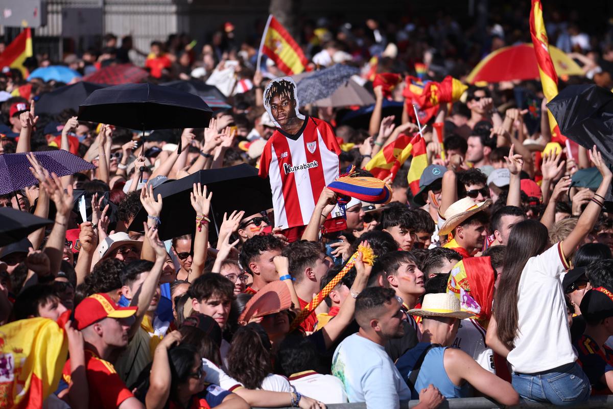 Un milion de oameni în stradă! Filmul petrecerii spaniole: de la întâlnirea cu Regele Felipe și recepția de la Moncloa, direct în mijlocul „mării roșii” din Madrid