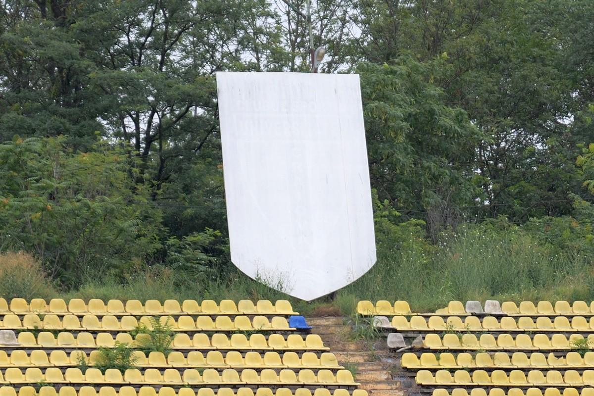 Arena pe care s-au jucat meciuri de Liga 1 a fost abandonată și a fost lăsată să ajungă o junglă! Miza: apartamente de sute de mii de euro, cu vedere la parc