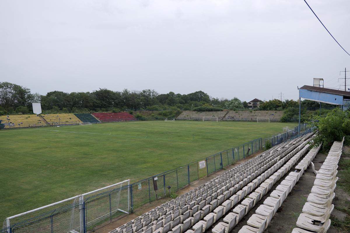Arena pe care s-au jucat meciuri de Liga 1 a fost abandonată și a fost lăsată să ajungă o junglă! Miza: apartamente de sute de mii de euro, cu vedere la parc