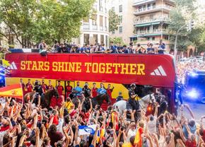 Un milion de oameni în stradă! Imagini fabuloase din autocarul descoperit » Întâlniri cu Regele și prim-ministrul Spaniei pentru „Furia Roja”