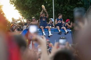 Un milion de oameni în stradă! Filmul petrecerii spaniole: de la întâlnirea cu Regele Felipe și recepția de la Moncloa, direct în mijlocul „mării roșii” din Madrid