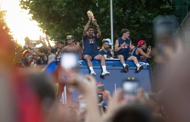 Un milion de oameni în stradă! Filmul petrecerii spaniole: de la întâlnirea cu Regele Felipe și recepția de la Moncloa, direct în mijlocul „mării roșii” din Madrid