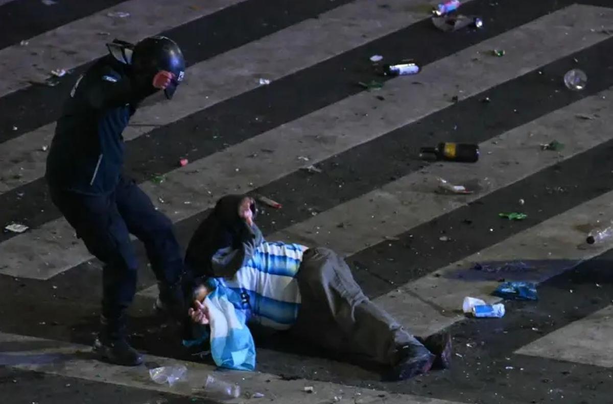 Sute de răniți! Haos în Buenos Aires după înfrângerea Argentinei » Conflict între suporteri și poliție, s-au folosit gloanțe de cauciuc și tunuri de apă