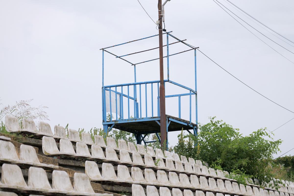 Arena pe care s-au jucat meciuri de Liga 1 a fost abandonată și a fost lăsată să ajungă o junglă! Miza: apartamente de sute de mii de euro, cu vedere la parc
