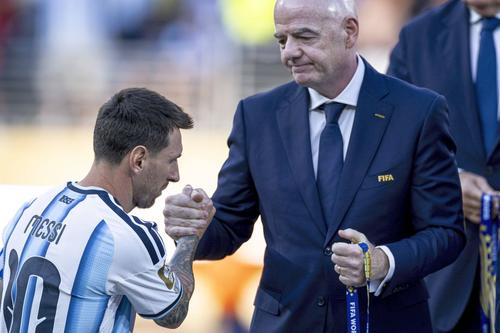 Lionel Messi și Gianni Infantino / Foto: Imago Images