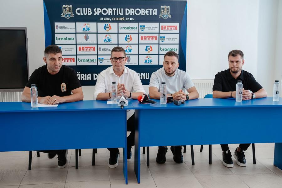 Flavius Stoican (al doilea de la stânga la dreapta), prezentat oficial la CS Drobeta Turnu Severin // foto: facebook @CS Drobeta Flavius Stoican și-a găsit repede echipă: „Mă bucur că am revenit acasă”