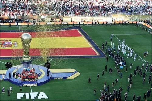 În fotografia publicată de Marca, jucătorii argentinieni (dreapta) au fost surprinși cu spatele la adversarii spanioli care sărbătoreau după ce tocmai primiseră trofeul