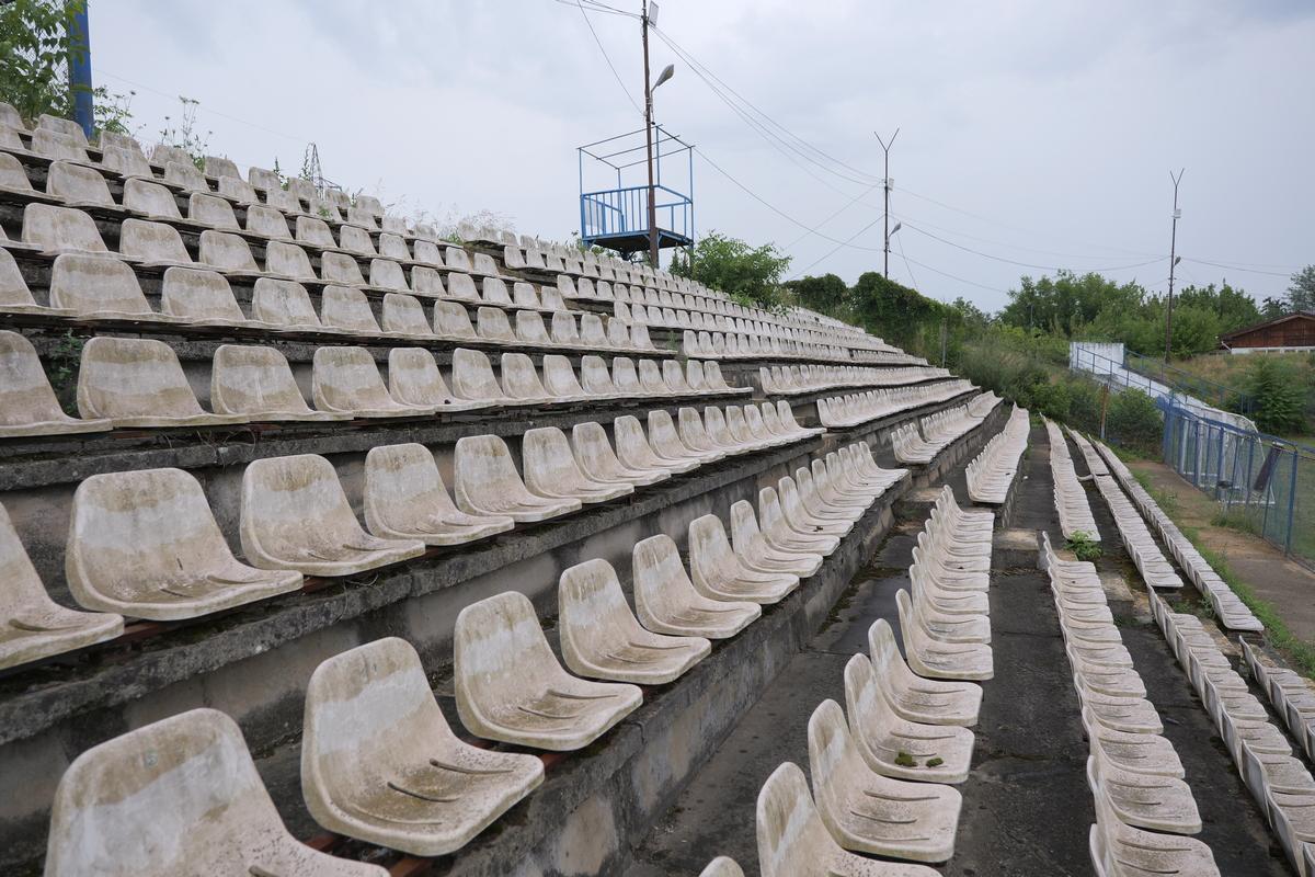 Arena pe care s-au jucat meciuri de Liga 1 a fost abandonată și a fost lăsată să ajungă o junglă! Miza: apartamente de sute de mii de euro, cu vedere la parc
