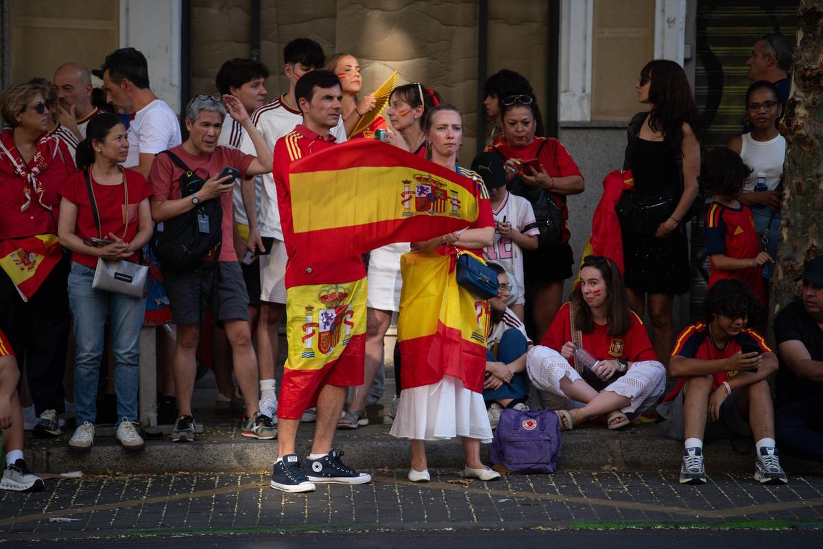Un milion de oameni în stradă! Filmul petrecerii spaniole: de la întâlnirea cu Regele Felipe și recepția de la Moncloa, direct în mijlocul „mării roșii” din Madrid