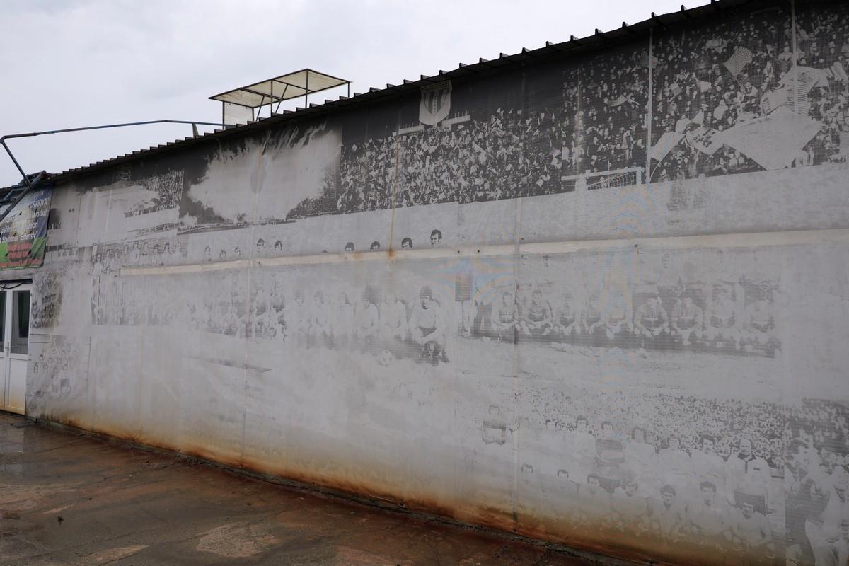 Arena pe care s-au jucat meciuri de Liga 1 a fost abandonată și a fost lăsată să ajungă o junglă! Miza: apartamente de sute de mii de euro, cu vedere la parc