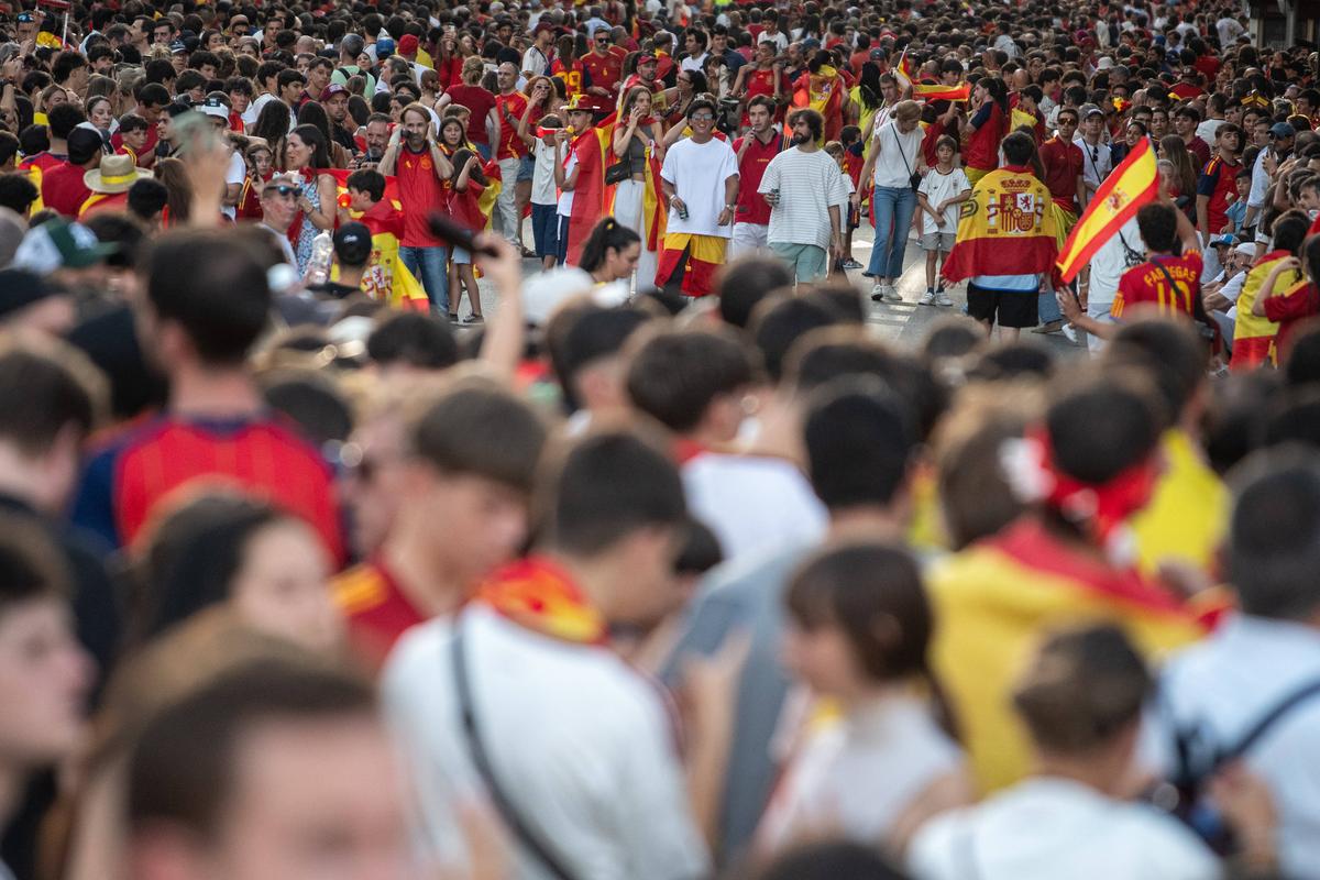 Un milion de oameni în stradă! Filmul petrecerii spaniole: de la întâlnirea cu Regele Felipe și recepția de la Moncloa, direct în mijlocul „mării roșii” din Madrid