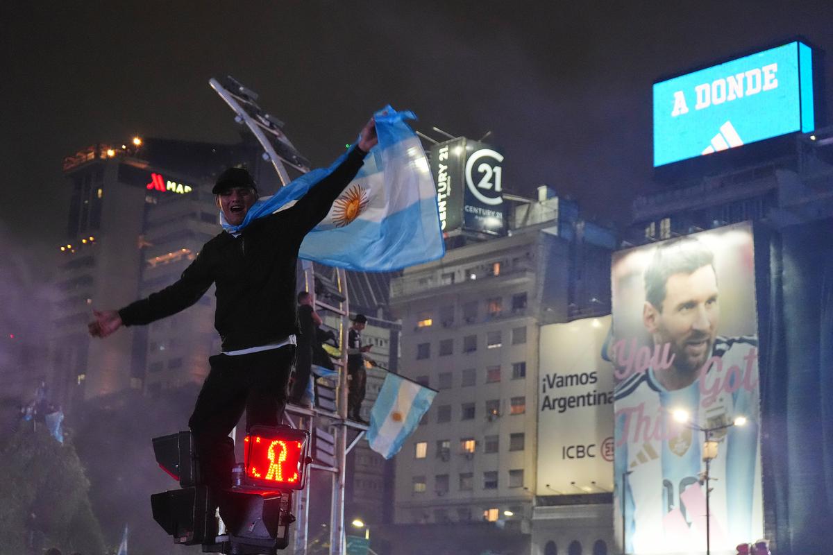 Imagini magice la Buenos Aires după finala Cupei Mondiale! Mii de argentinieni au ieșit în stradă după eșecul cu Spania