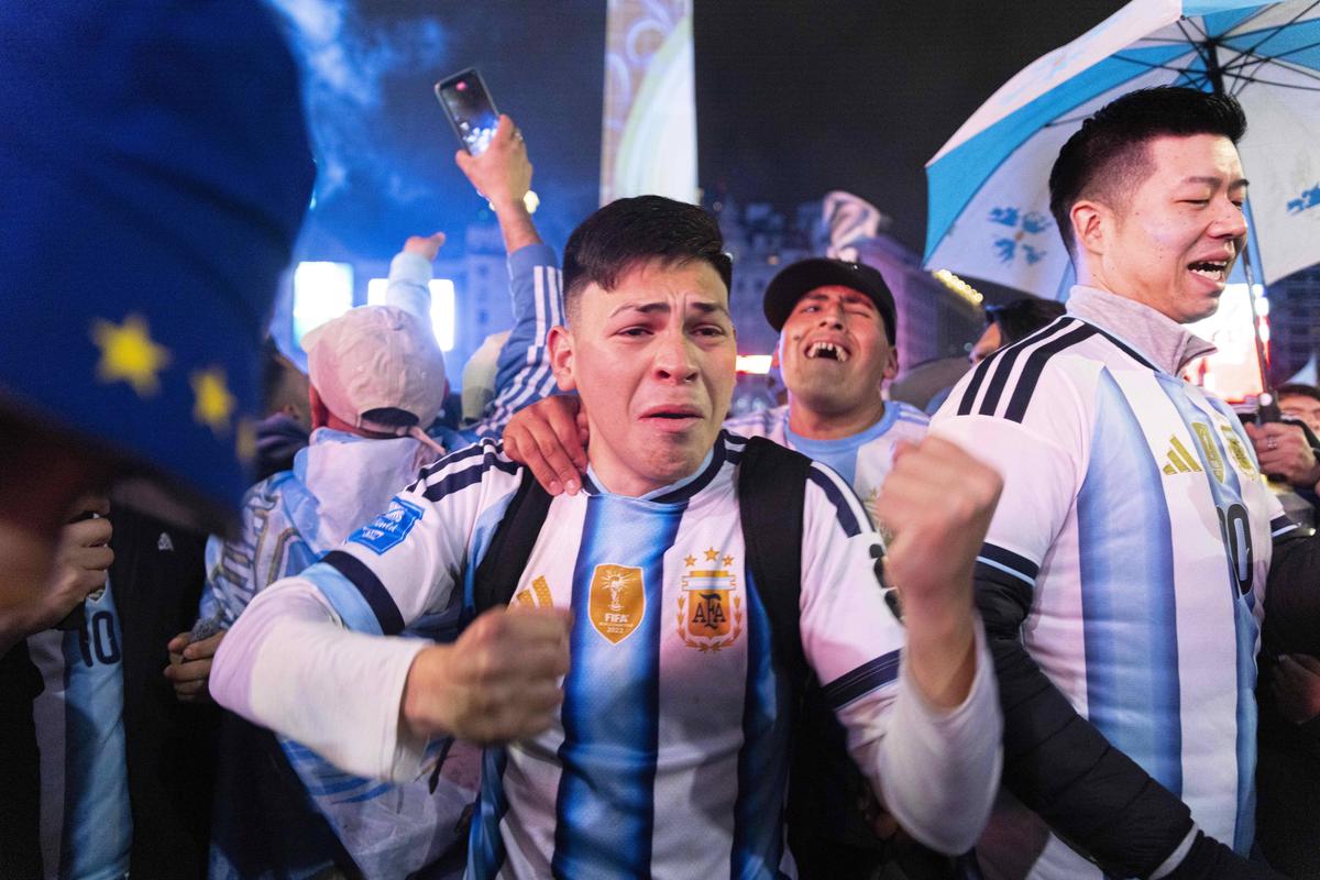 Cadre superbe: argentinienii au sărbătorit în strada, după eșecul cu Spania!