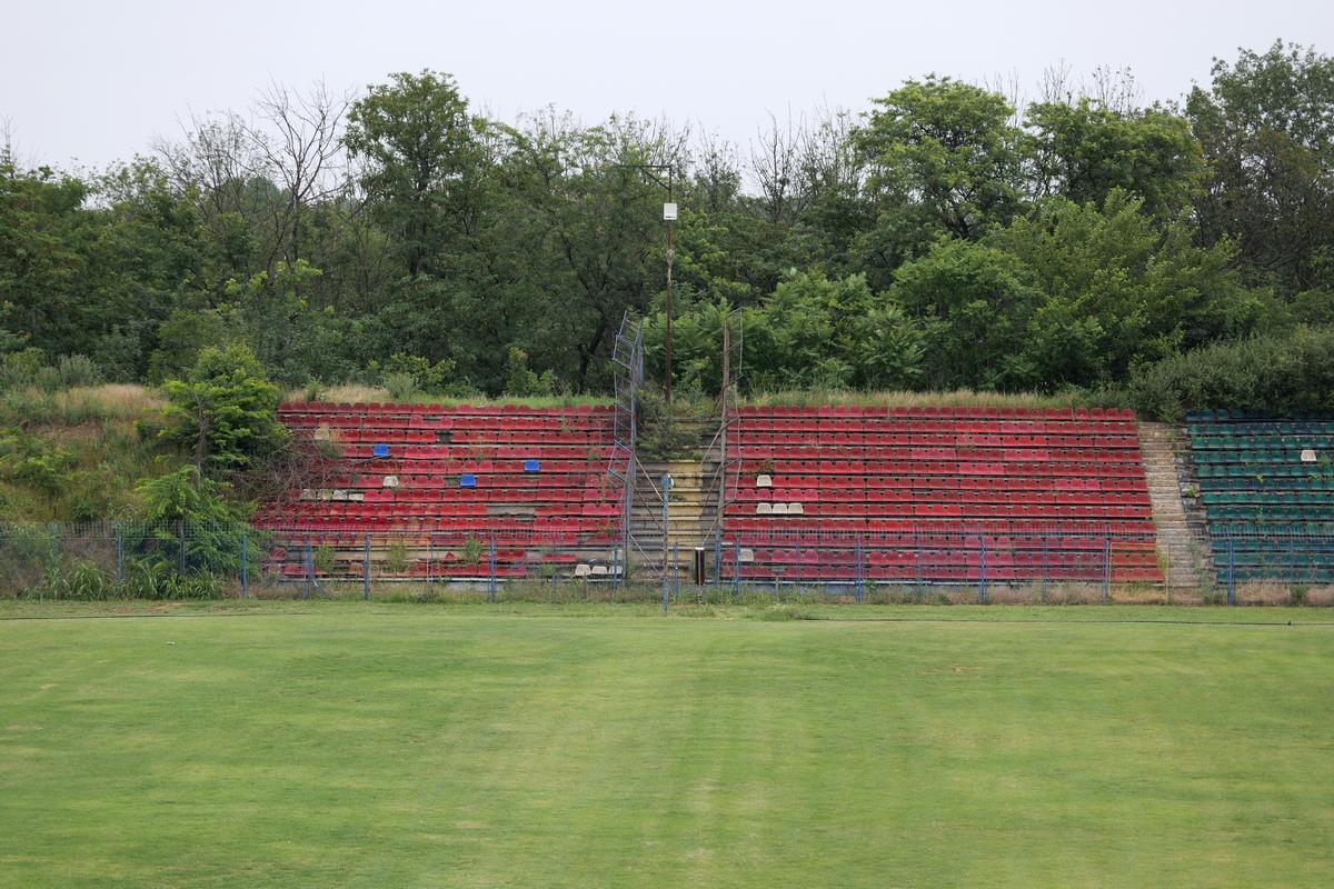 Arena pe care s-au jucat meciuri de Liga 1 a fost abandonată și a fost lăsată să ajungă o junglă! Miza: apartamente de sute de mii de euro, cu vedere la parc