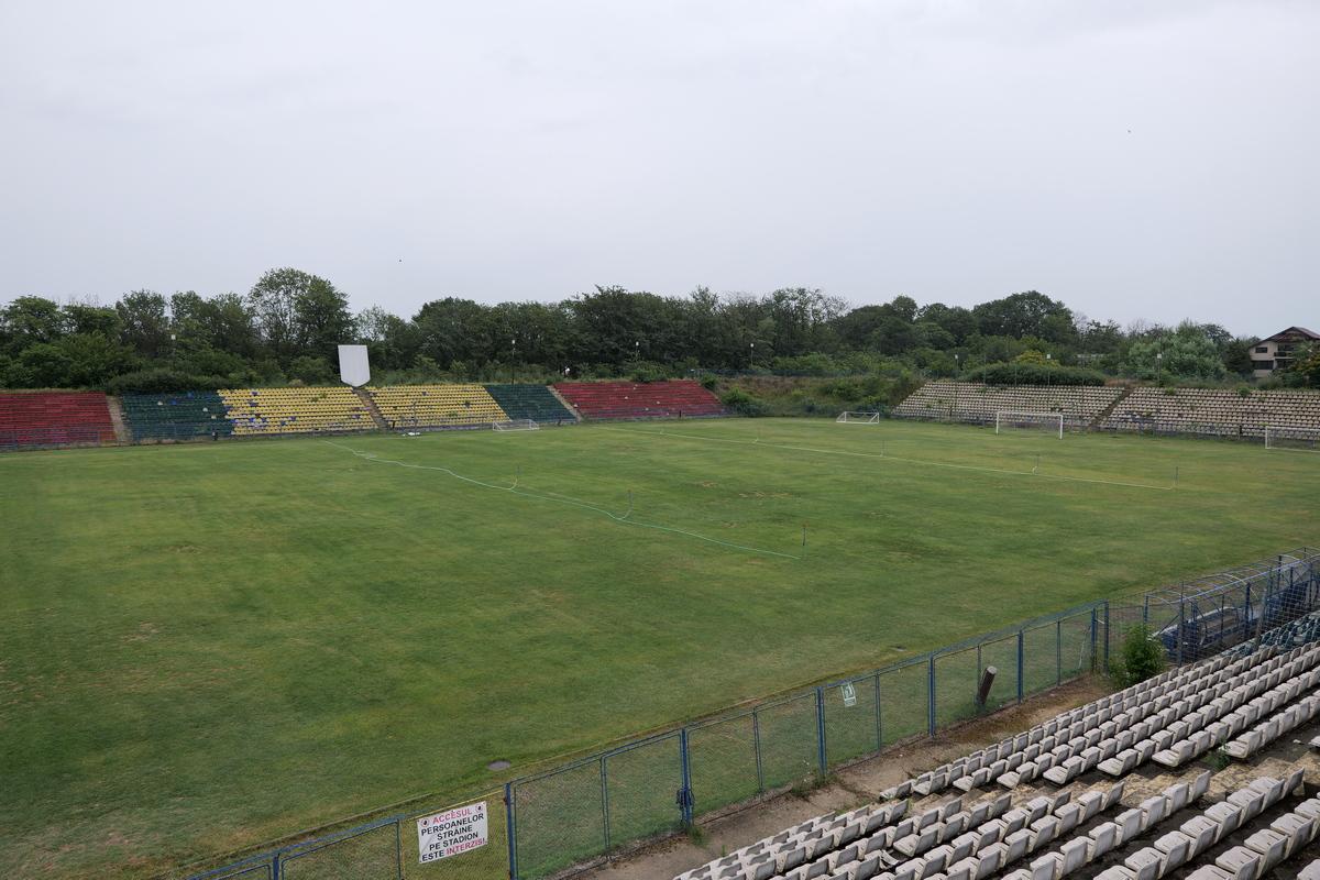 Arena pe care s-au jucat meciuri de Liga 1 a fost abandonată și a fost lăsată să ajungă o junglă! Miza: apartamente de sute de mii de euro, cu vedere la parc